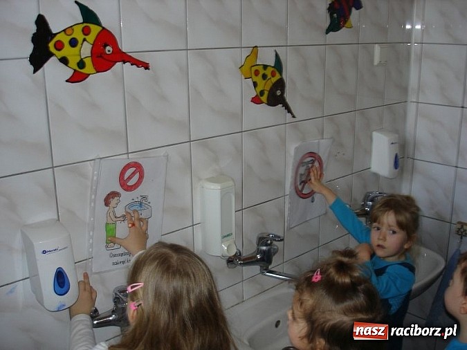 Zdjęcie w galerii na portalu naszraciborz.pl: Zabawy z kropelkami, czyli Międzynarodowy Dzień Wody w P17  wiadomości z regionu