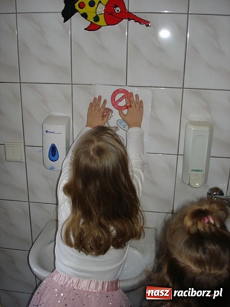 Zdjęcie w galerii na portalu naszraciborz.pl: Zabawy z kropelkami, czyli Międzynarodowy Dzień Wody w P17  wiadomości z regionu