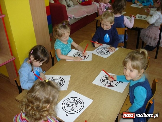 Zdjęcie w galerii na portalu naszraciborz.pl: Zabawy z kropelkami, czyli Międzynarodowy Dzień Wody w P17  wiadomości z regionu