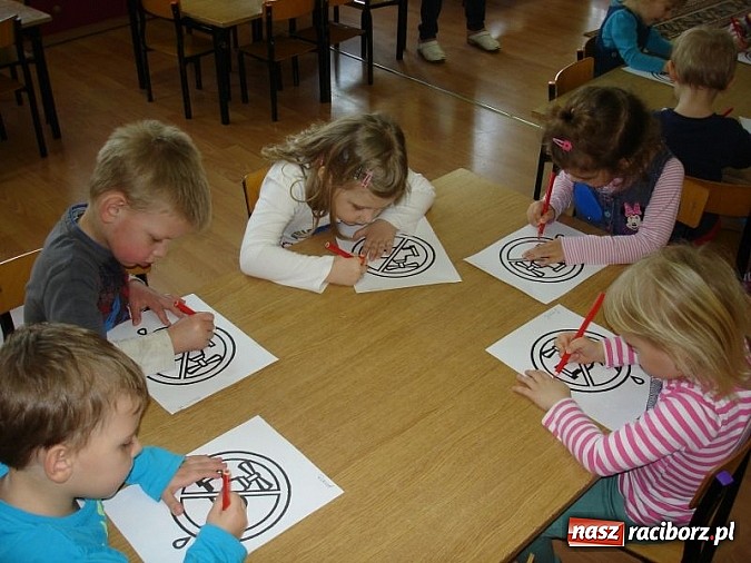 Zdjęcie w galerii na portalu naszraciborz.pl: Zabawy z kropelkami, czyli Międzynarodowy Dzień Wody w P17  wiadomości z regionu