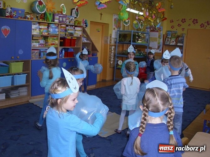 Zdjęcie w galerii na portalu naszraciborz.pl: Zabawy z kropelkami, czyli Międzynarodowy Dzień Wody w P17  wiadomości z regionu