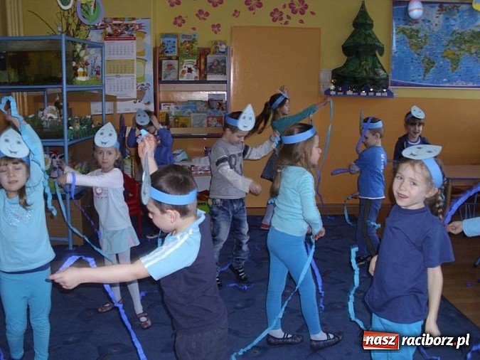 Zdjęcie w galerii na portalu naszraciborz.pl: Zabawy z kropelkami, czyli Międzynarodowy Dzień Wody w P17  wiadomości z regionu