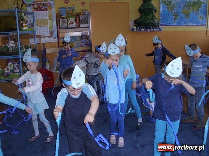 Zdjęcie w galerii na portalu naszraciborz.pl: Zabawy z kropelkami, czyli Międzynarodowy Dzień Wody w P17  wiadomości z regionu