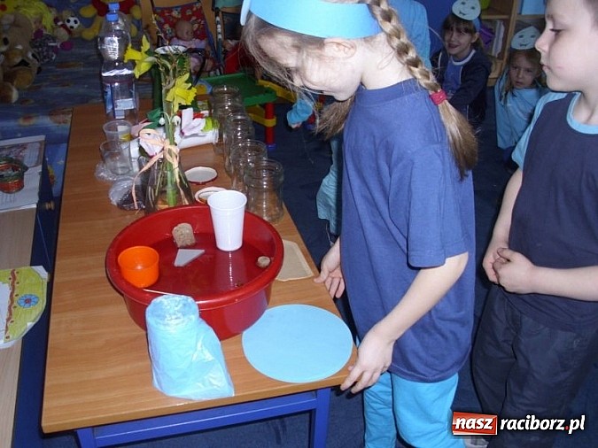 Zdjęcie w galerii na portalu naszraciborz.pl: Zabawy z kropelkami, czyli Międzynarodowy Dzień Wody w P17  wiadomości z regionu
