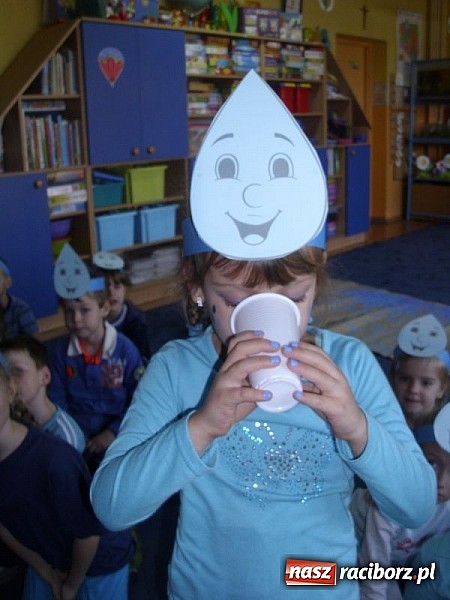 Zdjęcie w galerii na portalu naszraciborz.pl: Zabawy z kropelkami, czyli Międzynarodowy Dzień Wody w P17  wiadomości z regionu