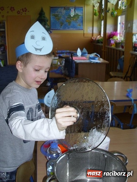 Zdjęcie w galerii na portalu naszraciborz.pl: Zabawy z kropelkami, czyli Międzynarodowy Dzień Wody w P17  wiadomości z regionu