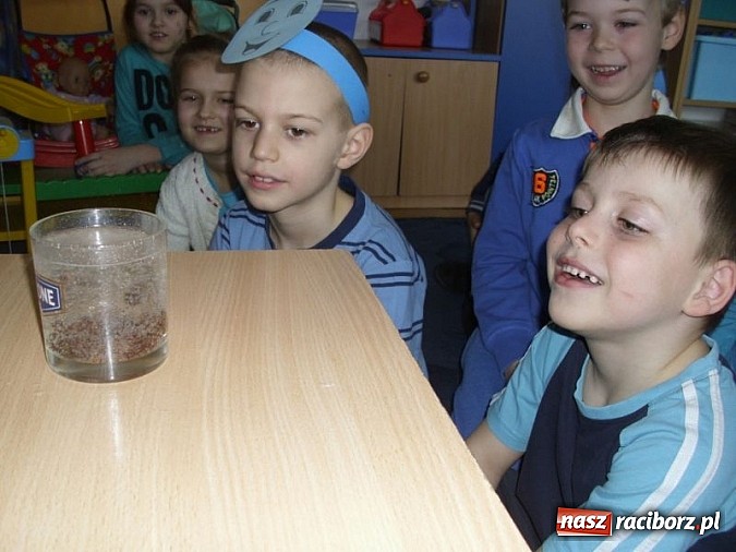 Zdjęcie w galerii na portalu naszraciborz.pl: Zabawy z kropelkami, czyli Międzynarodowy Dzień Wody w P17  wiadomości z regionu