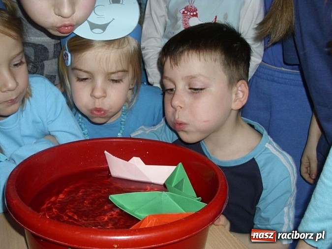 Zdjęcie w galerii na portalu naszraciborz.pl: Zabawy z kropelkami, czyli Międzynarodowy Dzień Wody w P17  wiadomości z regionu