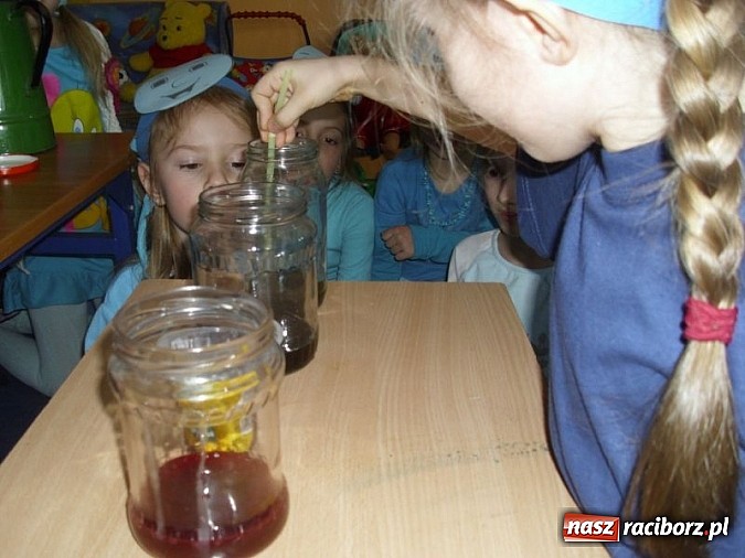 Zdjęcie w galerii na portalu naszraciborz.pl: Zabawy z kropelkami, czyli Międzynarodowy Dzień Wody w P17  wiadomości z regionu