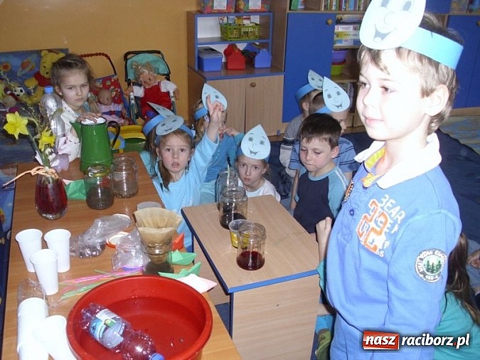 Zdjęcie w galerii na portalu naszraciborz.pl: Zabawy z kropelkami, czyli Międzynarodowy Dzień Wody w P17  wiadomości z regionu