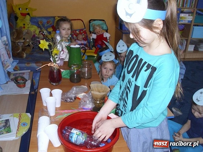 Zdjęcie w galerii na portalu naszraciborz.pl: Zabawy z kropelkami, czyli Międzynarodowy Dzień Wody w P17  wiadomości z regionu