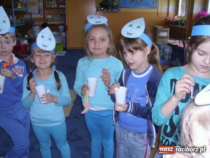 Zdjęcie w galerii na portalu naszraciborz.pl: Zabawy z kropelkami, czyli Międzynarodowy Dzień Wody w P17  wiadomości z regionu