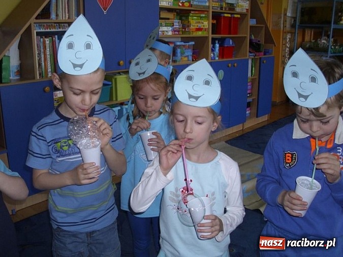 Zdjęcie w galerii na portalu naszraciborz.pl: Zabawy z kropelkami, czyli Międzynarodowy Dzień Wody w P17  wiadomości z regionu