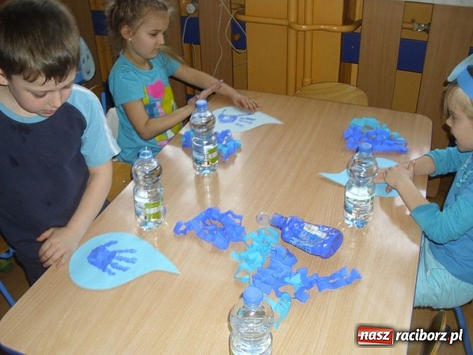 Zdjęcie w galerii na portalu naszraciborz.pl: Zabawy z kropelkami, czyli Międzynarodowy Dzień Wody w P17  wiadomości z regionu