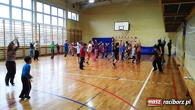 Zdjęcie w galerii na portalu naszraciborz.pl: Uczniowie ZSP 2 aktywnie spędzają przerwy wiadomości z regionu