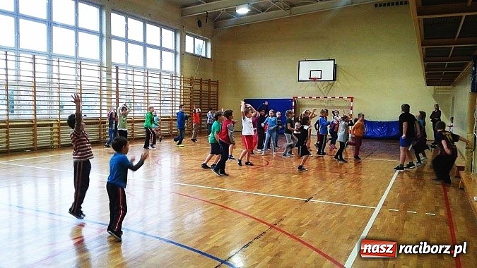 Zdjęcie w galerii na portalu naszraciborz.pl: Uczniowie ZSP 2 aktywnie spędzają przerwy wiadomości z regionu