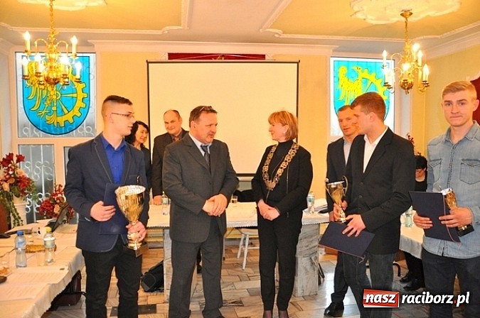 Zdjęcie w galerii na portalu naszraciborz.pl: W Kuźni Raciborskiej wybrali najlepszych sportowców wiadomości z regionu