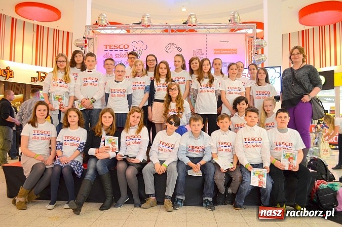 Zdjęcie w galerii na portalu naszraciborz.pl: Filmowcy z SP 1 odebrali gł&oacute;wną nagrodę wartości 20 tys. złotych! wiadomości z regionu