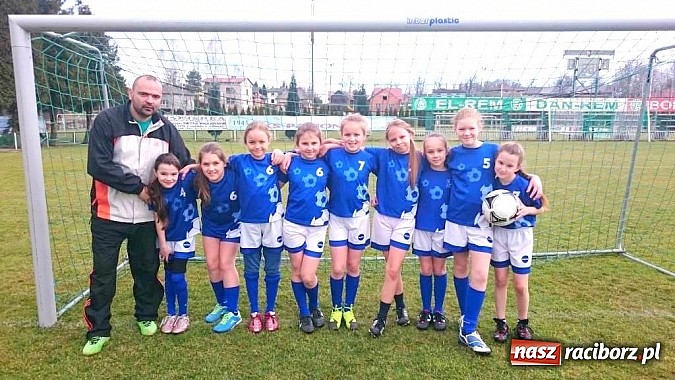 Zdjęcie w galerii na portalu naszraciborz.pl: Starsze piłkarki UKS Pawłów również z brązem! wiadomości z regionu
