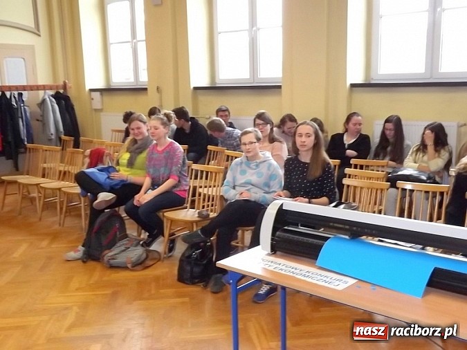 Zdjęcie w galerii na portalu naszraciborz.pl: Pierwszy raz w historii Powiatowy Konkurs Wiedzy Ekonomicznej wygrały dwie drużyny! wiadomości z regionu