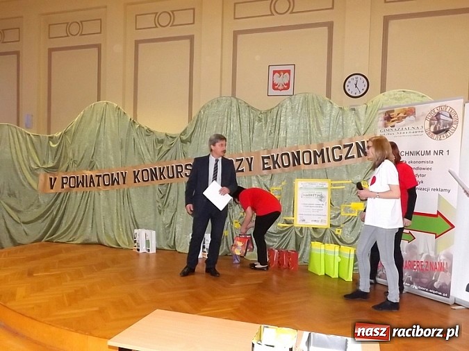 Zdjęcie w galerii na portalu naszraciborz.pl: Pierwszy raz w historii Powiatowy Konkurs Wiedzy Ekonomicznej wygrały dwie drużyny! wiadomości z regionu