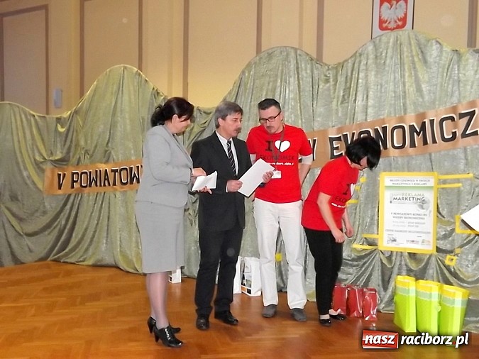 Zdjęcie w galerii na portalu naszraciborz.pl: Pierwszy raz w historii Powiatowy Konkurs Wiedzy Ekonomicznej wygrały dwie drużyny! wiadomości z regionu
