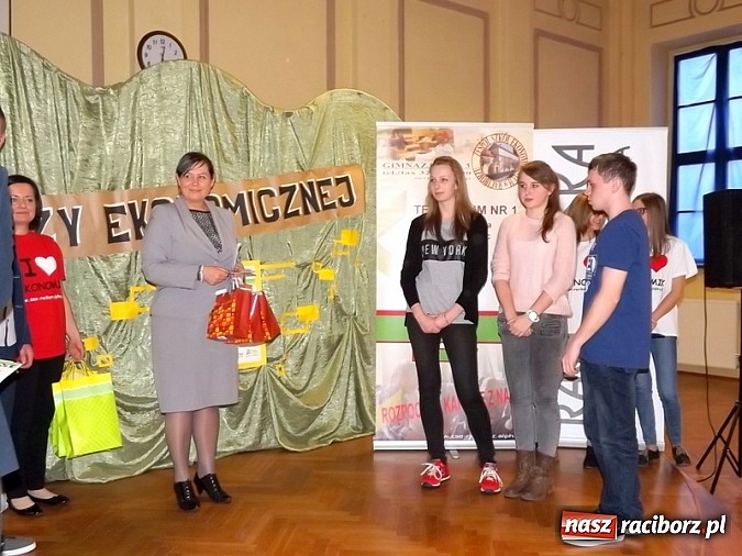 Zdjęcie w galerii na portalu naszraciborz.pl: Pierwszy raz w historii Powiatowy Konkurs Wiedzy Ekonomicznej wygrały dwie drużyny! wiadomości z regionu