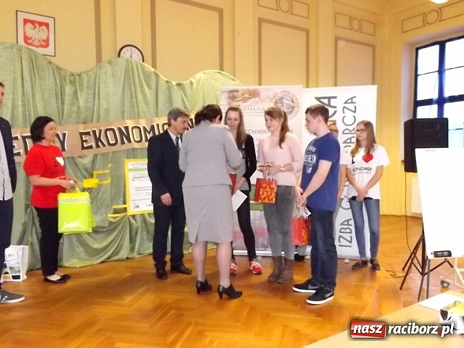 Zdjęcie w galerii na portalu naszraciborz.pl: Pierwszy raz w historii Powiatowy Konkurs Wiedzy Ekonomicznej wygrały dwie drużyny! wiadomości z regionu