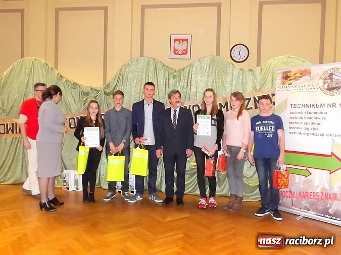 Zdjęcie w galerii na portalu naszraciborz.pl: Pierwszy raz w historii Powiatowy Konkurs Wiedzy Ekonomicznej wygrały dwie drużyny! wiadomości z regionu