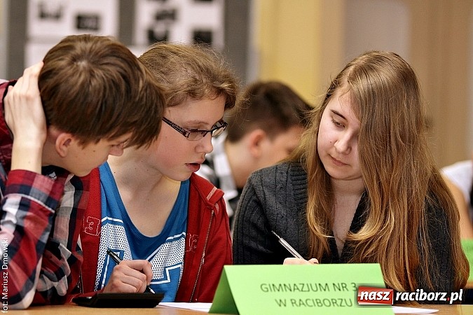 Zdjęcie w galerii na portalu naszraciborz.pl: Pierwszy raz w historii Powiatowy Konkurs Wiedzy Ekonomicznej wygrały dwie drużyny! wiadomości z regionu