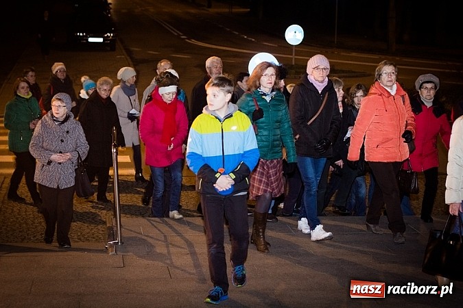 Zdjęcie w galerii na portalu naszraciborz.pl: Droga Krzyżowa ulicami miasta Racibórz wiadomości z regionu