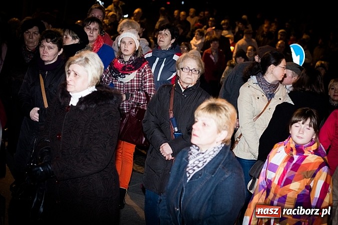 Zdjęcie w galerii na portalu naszraciborz.pl: Droga Krzyżowa ulicami miasta Racibórz wiadomości z regionu
