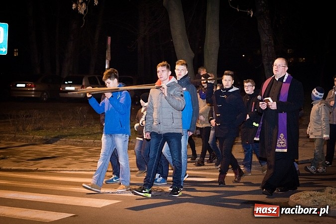 Zdjęcie w galerii na portalu naszraciborz.pl: Droga Krzyżowa ulicami miasta Racibórz wiadomości z regionu