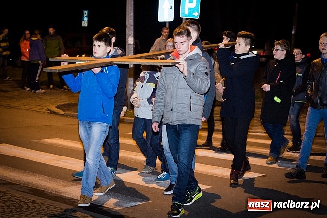 Zdjęcie w galerii na portalu naszraciborz.pl: Droga Krzyżowa ulicami miasta Racibórz wiadomości z regionu