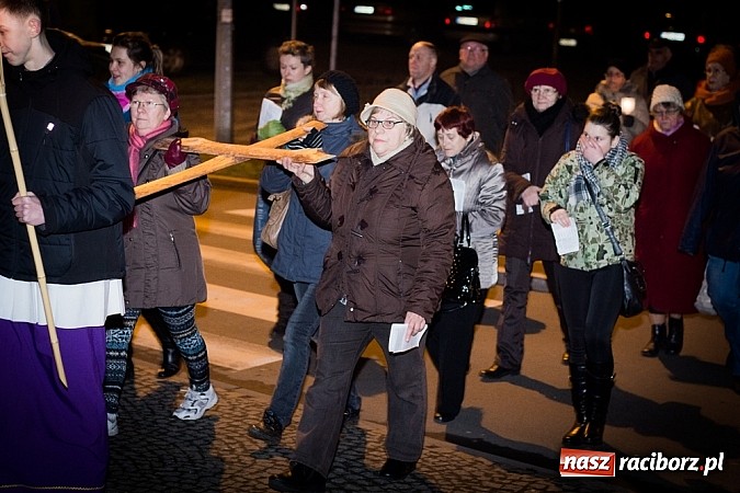 Zdjęcie w galerii na portalu naszraciborz.pl: Droga Krzyżowa ulicami miasta Racibórz wiadomości z regionu