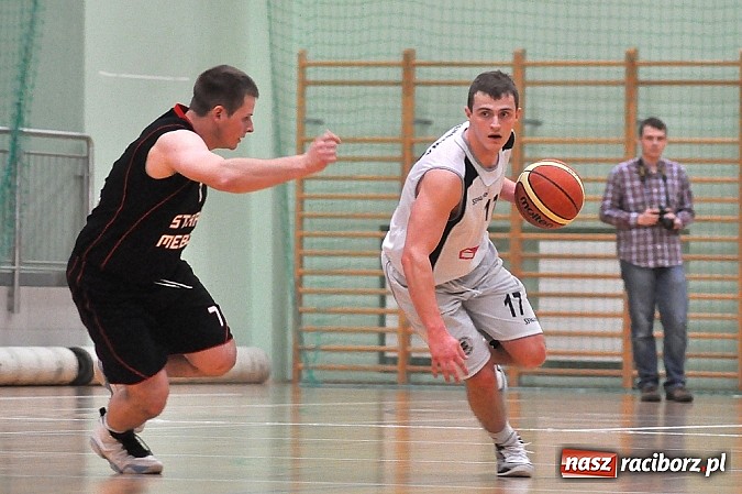 Zdjęcie w galerii na portalu naszraciborz.pl: Ofensywa gra o trzecie miejsce. Porażka w pierwszym meczu wiadomości z regionu