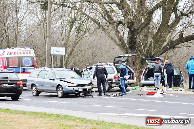 Zdjęcie w galerii na portalu naszraciborz.pl: Na Rybnickiej zderzyły się dwa fordy mondeo wiadomości z regionu