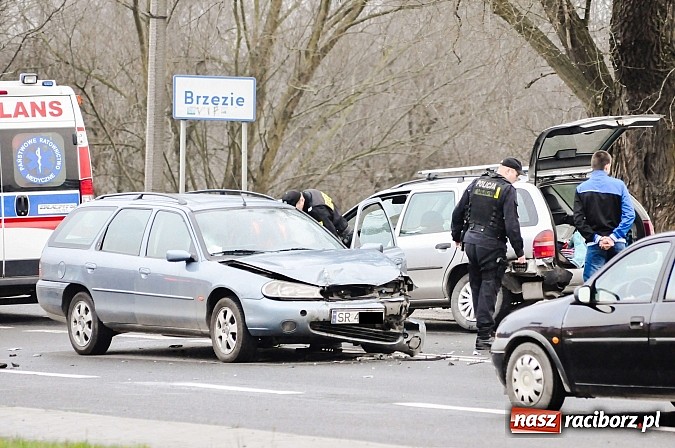 Zdjęcie w galerii na portalu naszraciborz.pl: Na Rybnickiej zderzyły się dwa fordy mondeo wiadomości z regionu