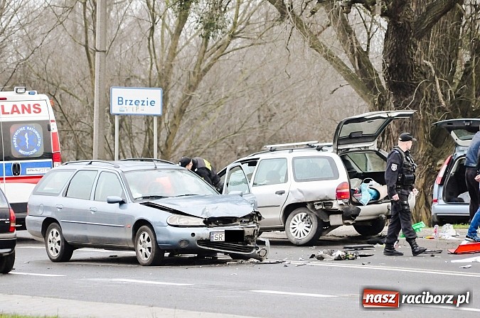 Zdjęcie w galerii na portalu naszraciborz.pl: Na Rybnickiej zderzyły się dwa fordy mondeo wiadomości z regionu