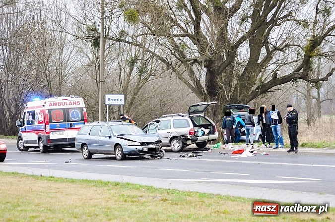 Zdjęcie w galerii na portalu naszraciborz.pl: Na Rybnickiej zderzyły się dwa fordy mondeo wiadomości z regionu