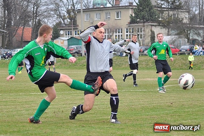 Zdjęcie w galerii na portalu naszraciborz.pl: B klasa: Podział punktów w hicie kolejki wiadomości z regionu