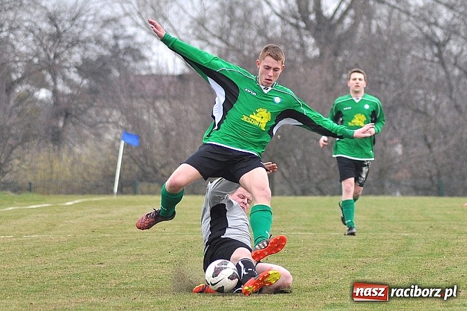 Zdjęcie w galerii na portalu naszraciborz.pl: B klasa: Podział punktów w hicie kolejki wiadomości z regionu