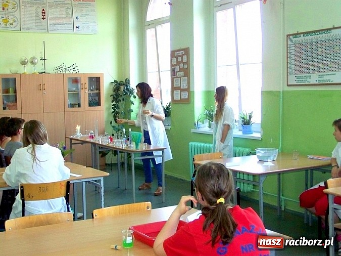 Zdjęcie w galerii na portalu naszraciborz.pl: Gimnazjum nr 5 wyr&oacute;żnione przez Centrum Nauki Kopernik wiadomości z regionu