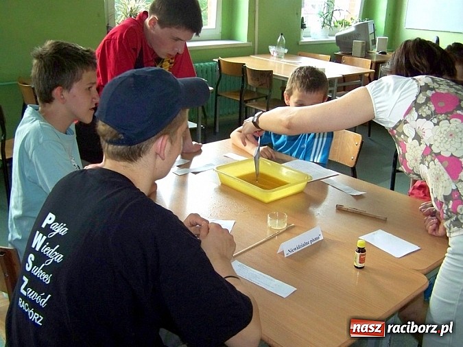 Zdjęcie w galerii na portalu naszraciborz.pl: Gimnazjum nr 5 wyr&oacute;żnione przez Centrum Nauki Kopernik wiadomości z regionu