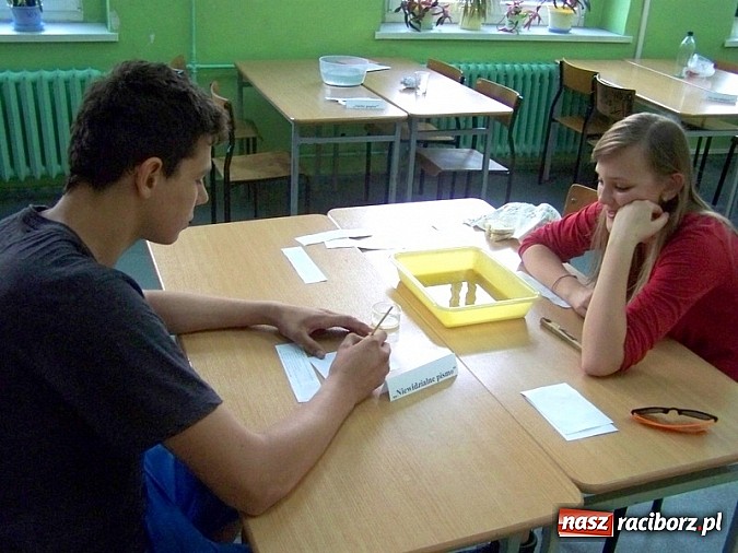 Zdjęcie w galerii na portalu naszraciborz.pl: Gimnazjum nr 5 wyr&oacute;żnione przez Centrum Nauki Kopernik wiadomości z regionu