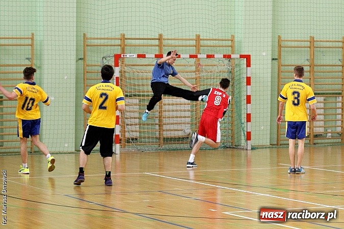 Zdjęcie w galerii na portalu naszraciborz.pl: Wojew&oacute;dzkie p&oacute;łfinały piłki ręcznej chłopc&oacute;w - sprawdź wyniki wiadomości z regionu