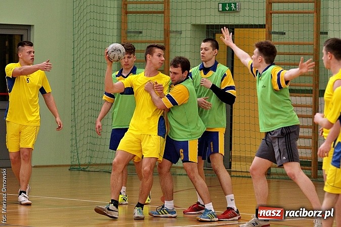 Zdjęcie w galerii na portalu naszraciborz.pl: Wojew&oacute;dzkie p&oacute;łfinały piłki ręcznej chłopc&oacute;w - sprawdź wyniki wiadomości z regionu