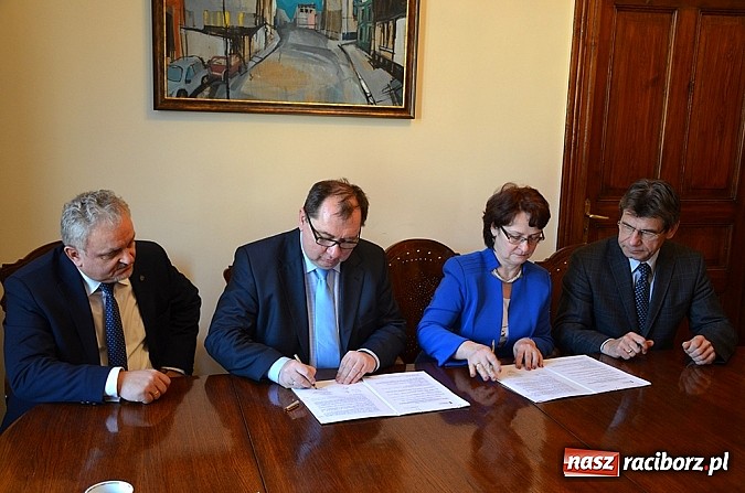 Zdjęcie w galerii na portalu naszraciborz.pl: Podpisanie umów w Tarnowskich Górach wiadomości z regionu