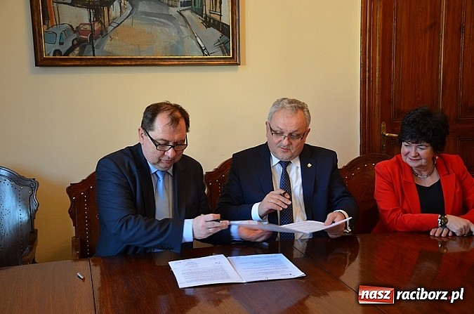 Zdjęcie w galerii na portalu naszraciborz.pl: Podpisanie umów w Tarnowskich Górach wiadomości z regionu