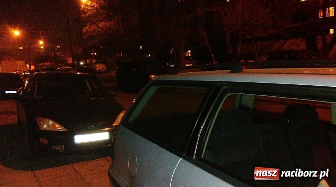 Zdjęcie w galerii na portalu naszraciborz.pl: Katastrofa parkingowa przy Polnej - mieszkańcy piszą do prezydenta wiadomości z regionu